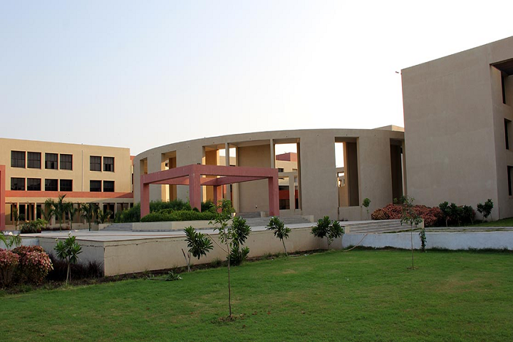 https://cache.careers360.mobi/media/colleges/social-media/media-gallery/27538/2019/12/23/Campus View of Dr Subhash Science College Junagadh_Campus-View.png